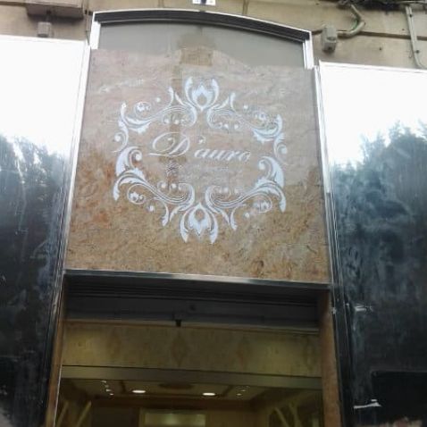 Decoración fachada en mármol grabado
