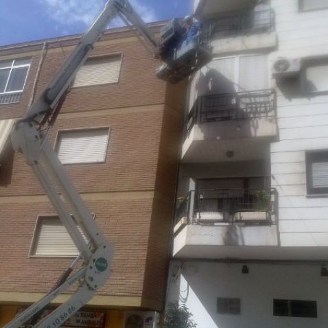 Reparaciones en fachada con máquina articulada